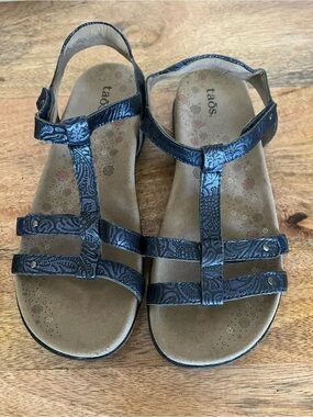 Taos Women's Taos Trophy 2 Blue Embossed Strappy Sandals Size 8
